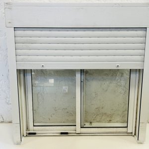 Lote #025c – Ventana de aluminio dos hojas con persiana – 100x100cm - imagen 1