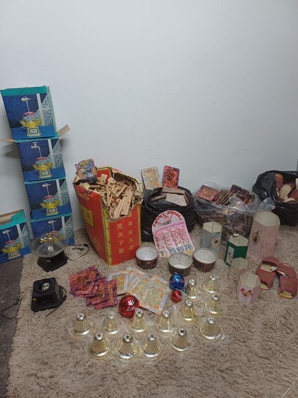 Lote Variado: Porta Abanicos, Portaretratos, Alpargatas y Adornos Navideños