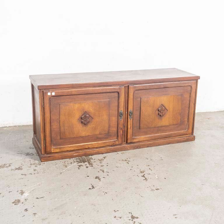 Lote siguiente: Mueble bajo de dos puertas en buen estado
