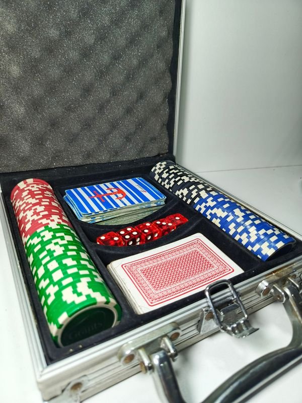 Lote anterior: Juego de póker completo con fichas, dados y naipes