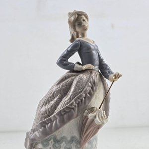 Lote anterior: Figura de Porcelana Española Lladró Mujer con Sombrilla