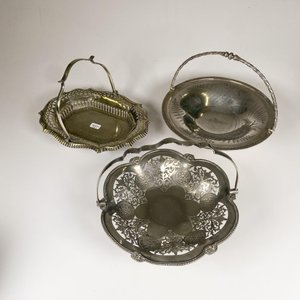 Tres Centros de Mesa Metálicos con Asas, Uno Mappin Webb - imagen 1