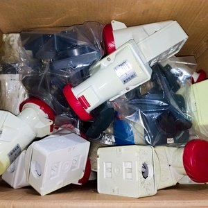 Caja con Tomas y Fichas Industriales Eléctricas - imagen 1