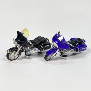 Lote siguiente: Dos Maquetas Maisto Harley Davidson: FLTR Road Glide Violeta (2000) y FLHT Electra Glide Negra (2019)