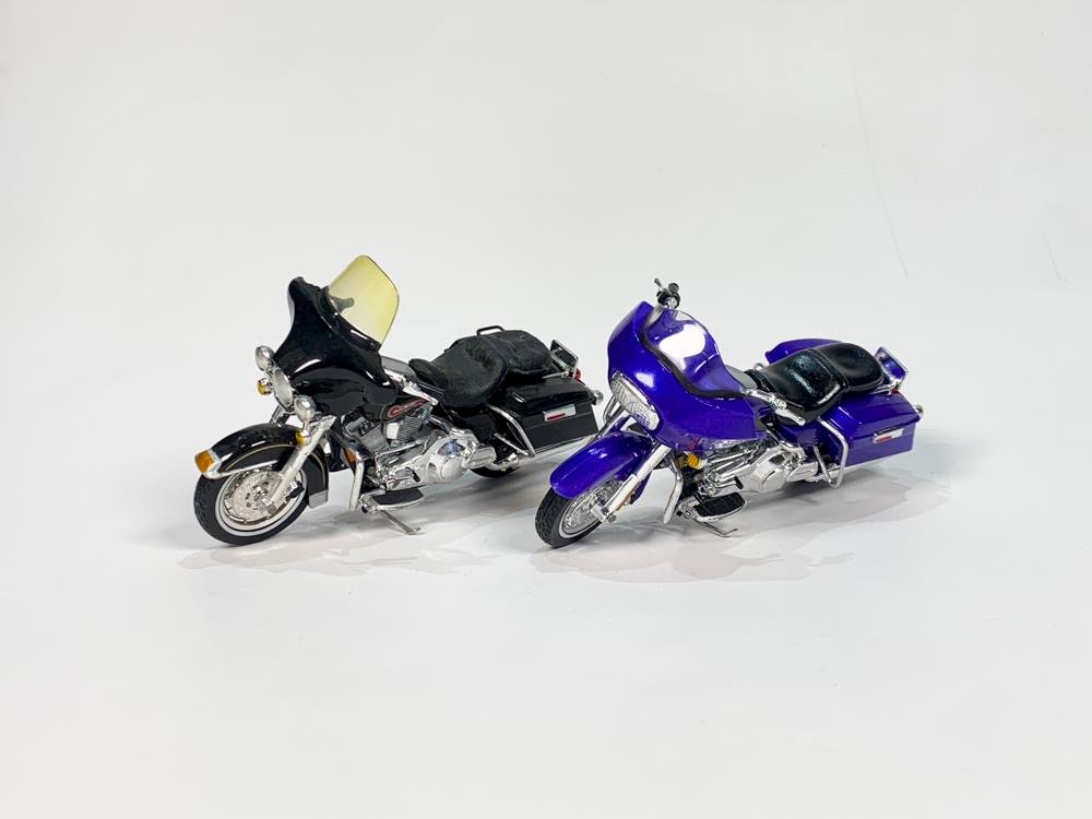 Dos Maquetas Maisto Harley Davidson: FLTR Road Glide Violeta (2000) y FLHT Electra Glide Negra (2019)