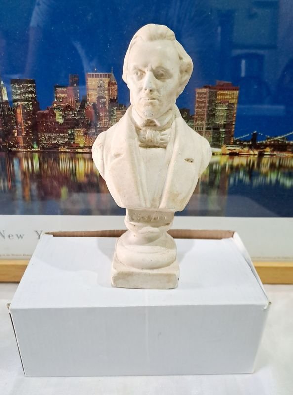 Busto de Chopin en piedra o similar - imagen 1