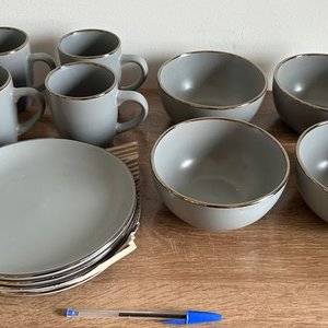 Lote anterior: Juego de Vajilla Gris con Borde Plateado - 12 Piezas