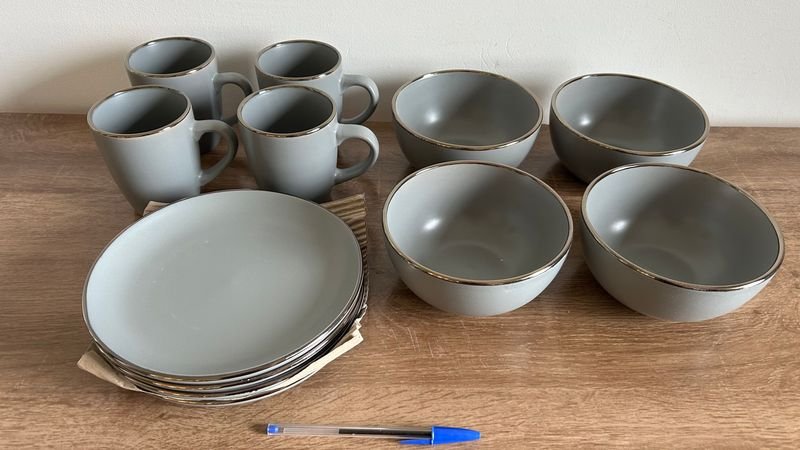 Juego de Vajilla Gris con Borde Plateado - 12 Piezas