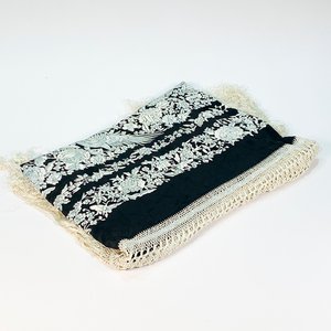 Lote anterior: Mantón Negro y Blanco con Flecos y Diseño Floral Bordado