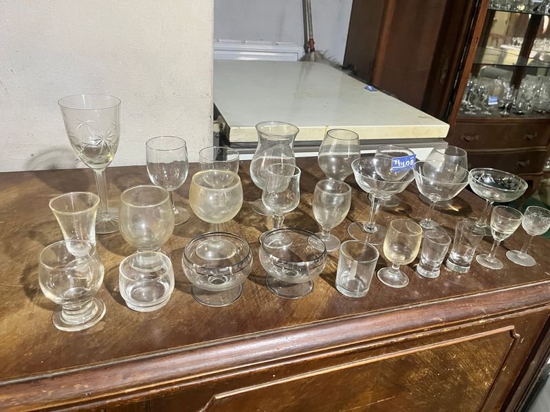 Colección de vasos y copas de cristal