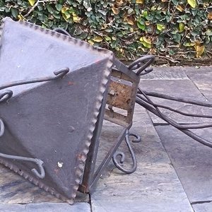 Dos Faroles Coloniales de Metal con Detalles Ornamentales - imagen 7