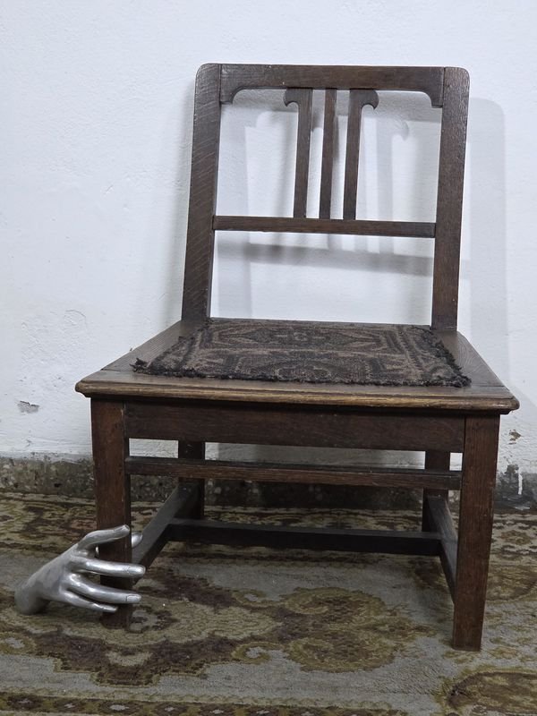 Silla de Roble con Mano de Metal y Tapicería - imagen 2