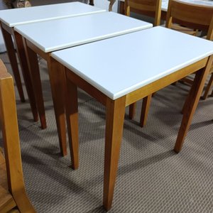 Lote siguiente: Mesas Auxiliares Rectangulares de Madera Maciza con Tapa Blanca