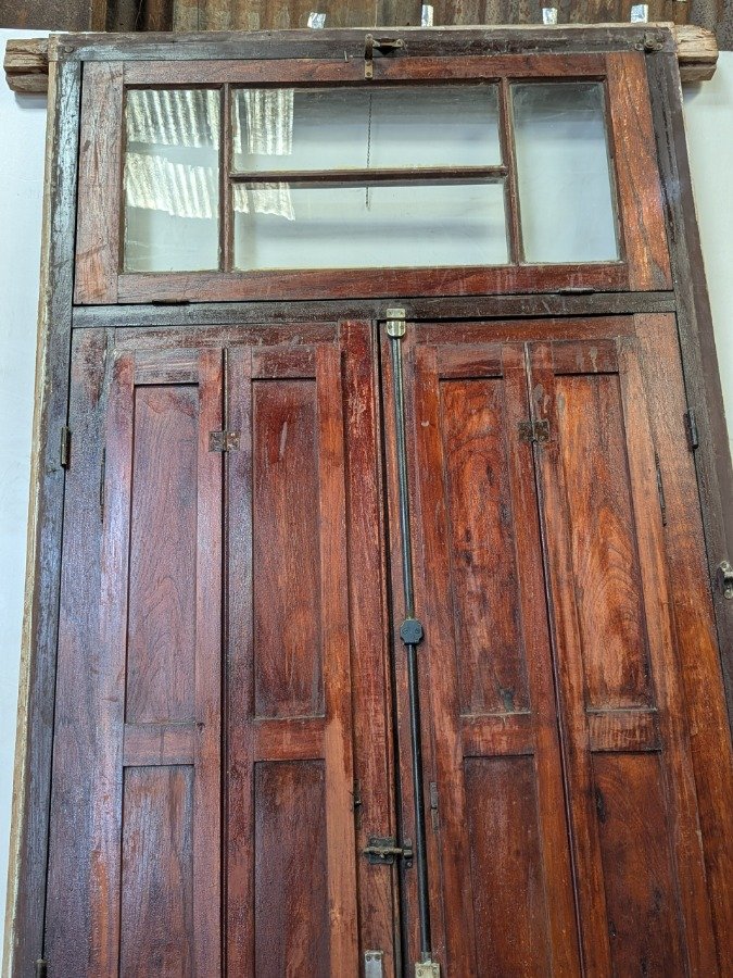 Puerta antigua con par de hojas batientes y marco de pinotea - imagen 8