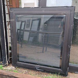 Lote siguiente: Ventana DVH Aluminio Negro Abatible con Persianas Interiores 1x1m