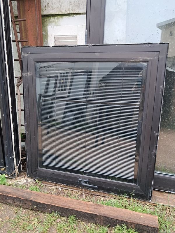 Ventana DVH Aluminio Negro Abatible con Persianas Interiores 1x1m