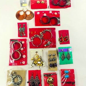 Lote siguiente: Quince Pares de Caracolas y Aros de Mujer