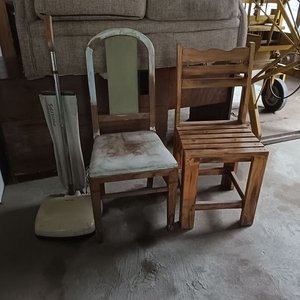 Par de Sillas de Madera y Lustraspiradora Philips Vintage - imagen 1