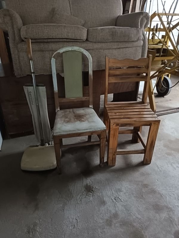 Par de Sillas de Madera y Lustraspiradora Philips Vintage