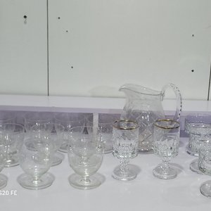 Juego de Cristalería Labrada con Borde Dorado: Jarra y Copas Variadas - imagen 1