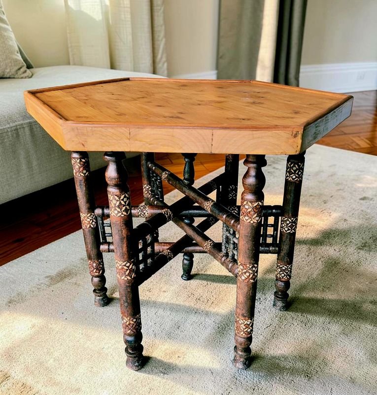 Mesa Turca Antigua Hexagonal con Incrustaciones de Hueso y Nácar