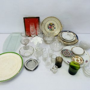 Lote de Vajilla y Adornos: Platos, Vasos y Cristalería Variada - imagen 1