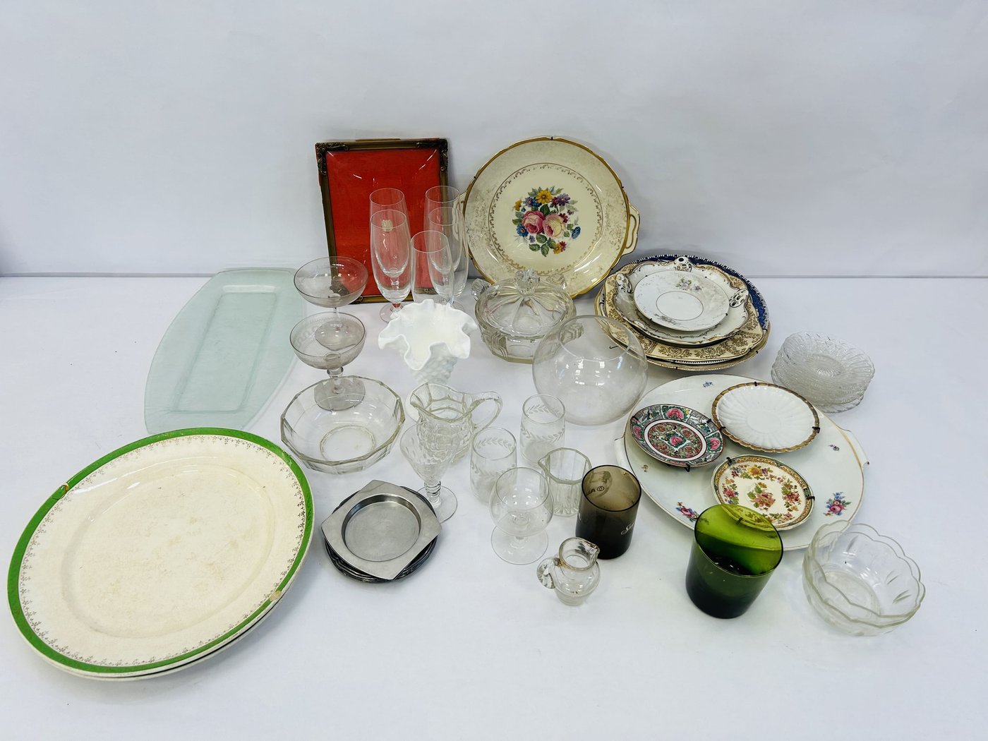 Lote de Vajilla y Adornos: Platos, Vasos y Cristalería Variada