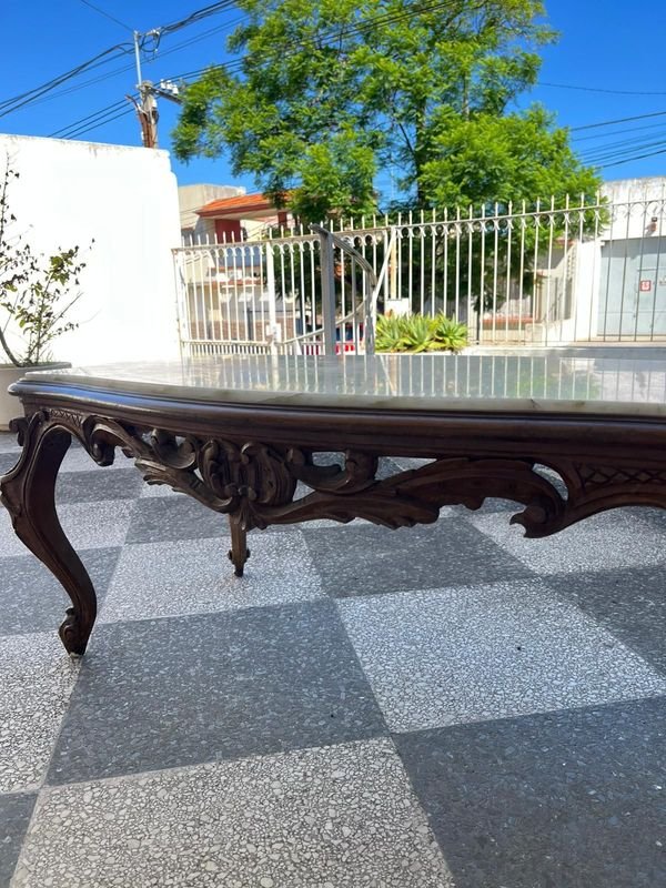 Mesa de centro Luis XV con tapa de mármol y estructura de madera tallada - imagen 4
