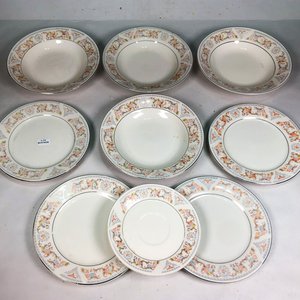 Nueve Platos de Porcelana Blanca con Diseño Floral y Guardas Plateadas - imagen 2
