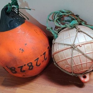 Juego de 2 Boyas Marinas: Naranja Pera con Inscripción y Blanca Esférica con Red - imagen 2
