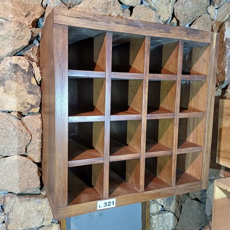 Lote siguiente: Estantería de madera con diseño antiguo