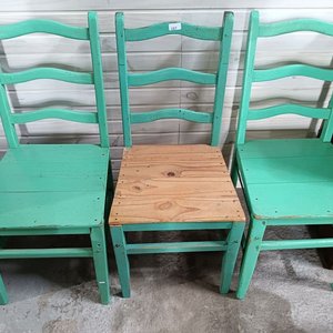 Lote siguiente: Tres Sillas Antiguas de Madera con Asiento de Pino
