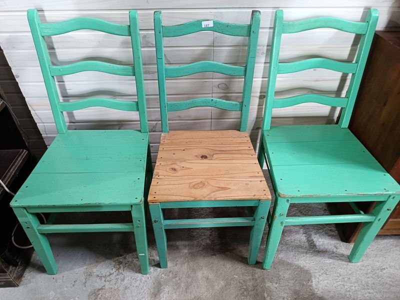 Tres Sillas Antiguas de Madera con Asiento de Pino