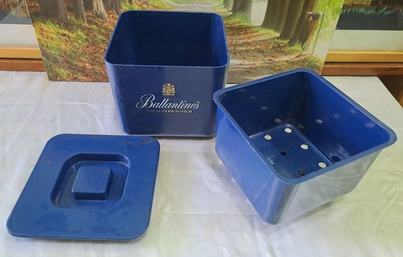 Contenedor de plástico duro con publicidad Ballantine's - imagen 3