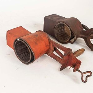 Dos Ralladores de Metal Antiguos sin Cajón - imagen 2