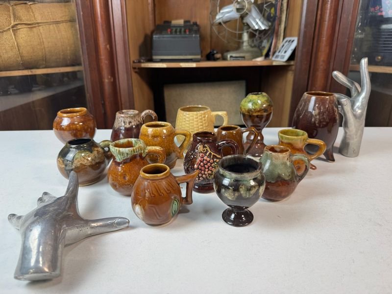 Colección de cerámica artesanal en diferentes formas y tamaños