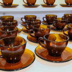 Set de 80 Pocillos con Platos en Vidrio Color Ámbar - imagen 3
