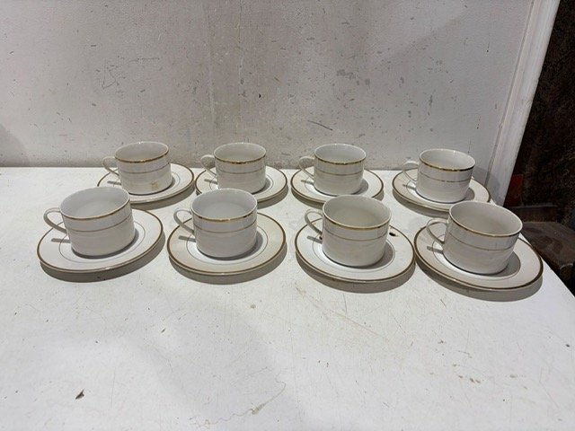 Juego de 8 Tazas de Té con Platito y Borde Dorado