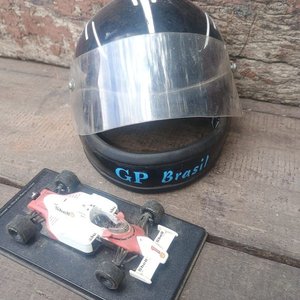 Casco Miniatura GP Brasil Fórmula 1 y Maqueta de Auto de Carreras - imagen 2