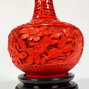Florero Vintage de Bronce y Laca Roja con Base de Madera - imagen 2