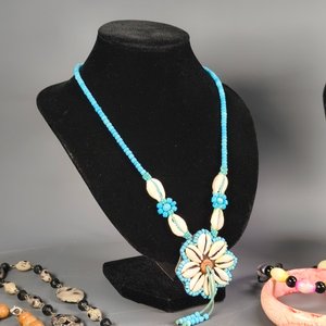 Lote de 13 Piezas de Bijouterie: Pulseras, Dijes y Collares Variados - imagen 5