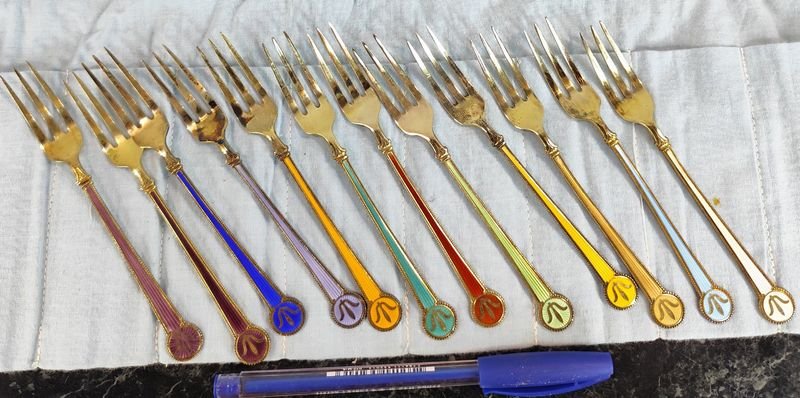 Lote siguiente: Tenedores de copetín DAVID ANDERSEN NORWAY STERLING en plata noruega esmaltados