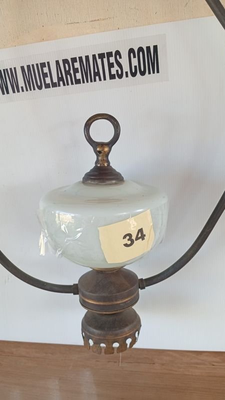 Antiguo candelabro de metal con detalles ornamentales - imagen 4