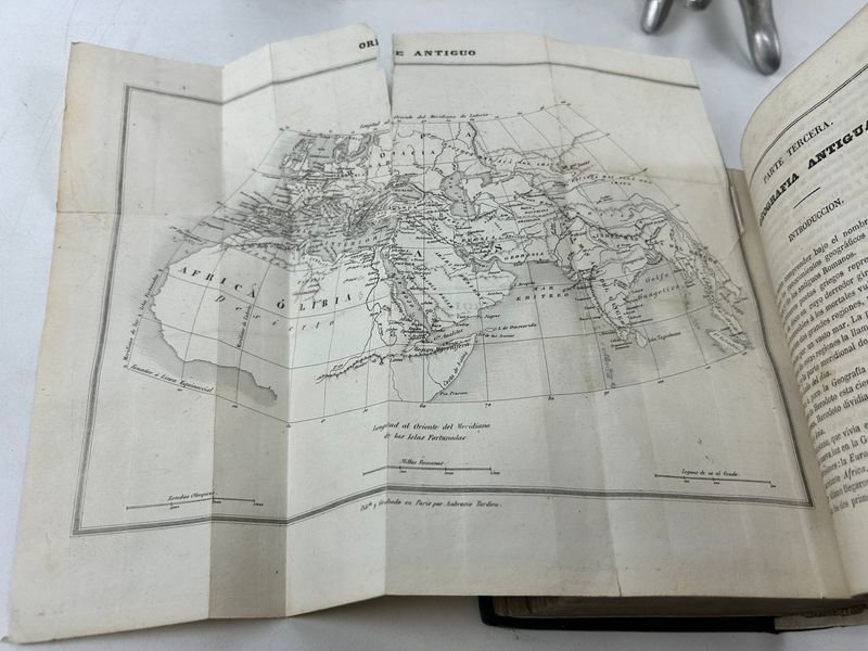 Libros de geografía y historia antiguos con escultura de mano de plata - imagen 4