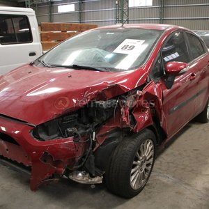 Ford Fiesta Rojo con Daños Frontales y Laterales - imagen 1