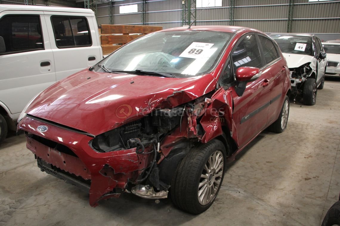 Ford Fiesta Rojo con Daños Frontales y Laterales