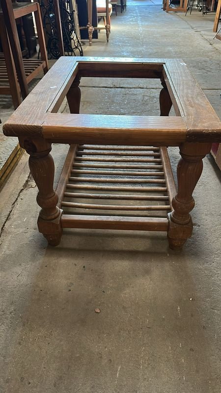 Lote siguiente: Mesa de madera en buen estado