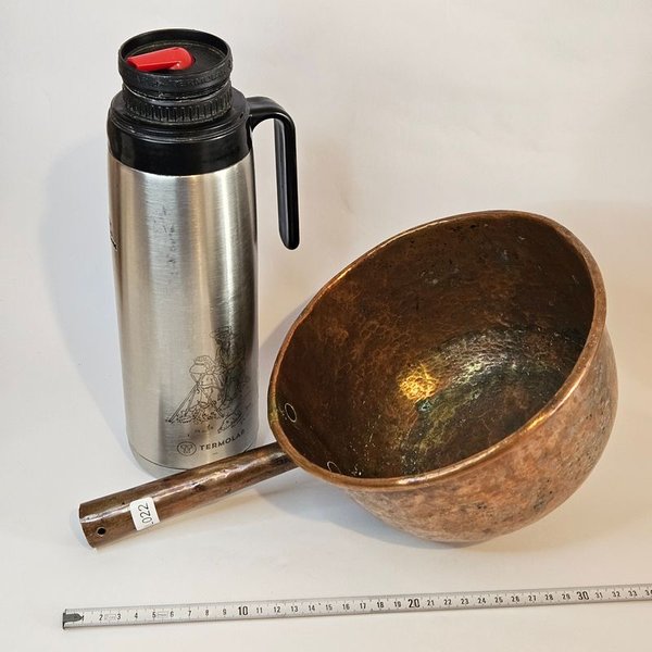 Olla de cobre antigua con detalles únicos - imagen 1