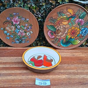 Lote siguiente: Dos Platos Decorativos de Madera Tallados y Pintados a Mano con Cuenco de Cerámica