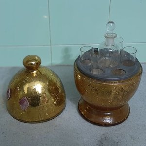 Licorera de Vidrio Dorado con Tapa y 4 Vasitos - imagen 2